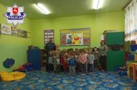 zdjęcie przedstawia spotkanie dzielnicowego w szkole z dziećmi
