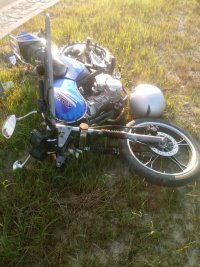 zdjęcie przedstawia motocykl koloru srebro-niebieskiego, który uczestniczył w zdarzeniu drogowym