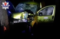 zdjęcie przedstawi wrak samochodu marki Fiat, który uderzył w drzewo w nocy w miejscowości Łukówiec