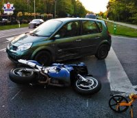 zdjęcie przedstawia samochód osobowy marki renault oraz motocykl marki suzuki, które brały udział w zdarzeniu drogowym w Firleju.