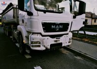 zdjęcie przedstawia samochód ciężarowy marki man koloru białego