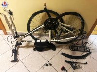 zdjęcie przedstawia skradziony rower koloru bialego