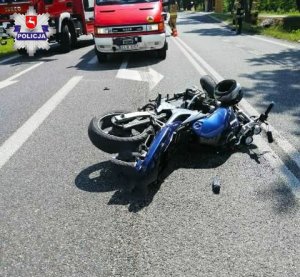 zdjęcie przedstawia przewrócony motocykl koloru niebieskiego który brał udzial w zdarzeniu drogowym