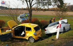 zdjęcie przedstawia dwa samochody które brały udział w zdarzeniu drogowym na obwodnicy
