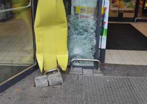 uszkodzone drzwi sklepu